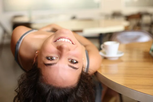 Retrato Engraçado Uma Mulher Feliz Brincando Bar Olhando Para Você — Fotografia de Stock