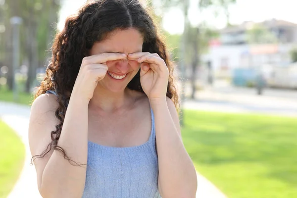 Mujer Estresada Rascarse Los Ojos Con Picazón Mientras Camina Parque — Foto de Stock