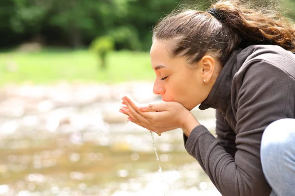 Portrait Une Femme Buvant Eau Une Rivière Dans Montagne — Photo