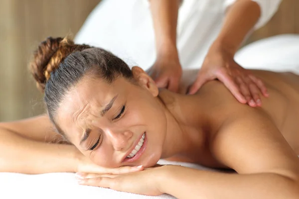Femme Plaignant Physiothérapeute Faire Massage Pour Enlever Une Contracture — Photo
