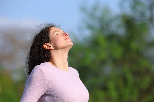 Mujer Con Pelo Rizado Respira Aire Fresco Parque — Foto de Stock