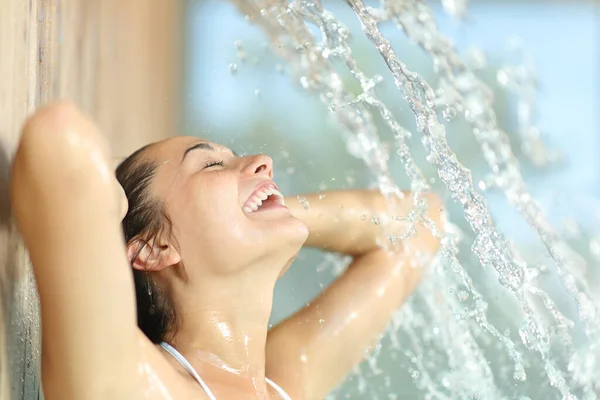 Mujer Feliz Disfrutando Riendo Bajo Chorro Agua Spa — Foto de Stock