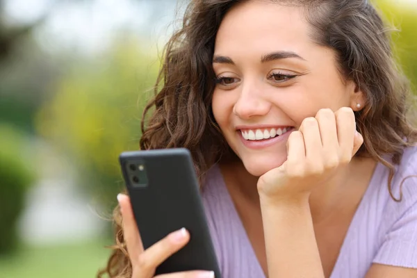 Happy Woman Checking Smart Phone Smiling Park — ストック写真