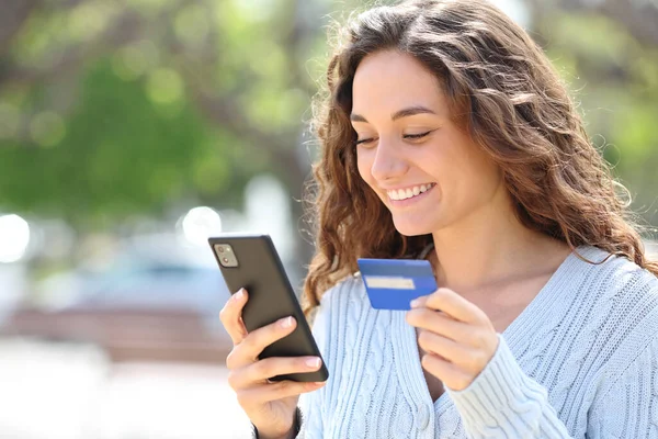 Femme Heureuse Achetant Ligne Avec Carte Crédit Téléphone Portable Dans — Photo