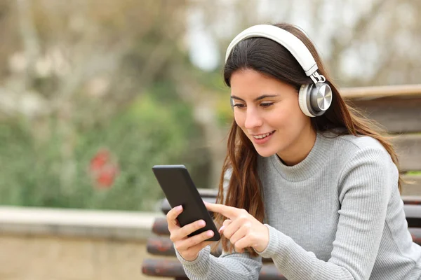 Happy Teen Using Smart Phone Listening Music Headphones Park — Stockfoto
