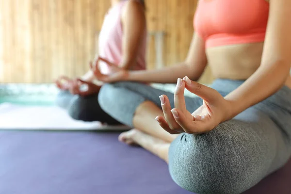 Gros Plan Deux Femmes Mains Faisant Yoga Dans Spa — Photo
