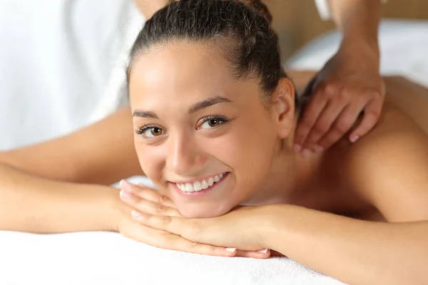 Happy Woman Looking You Receiving Massage Therapist — 스톡 사진