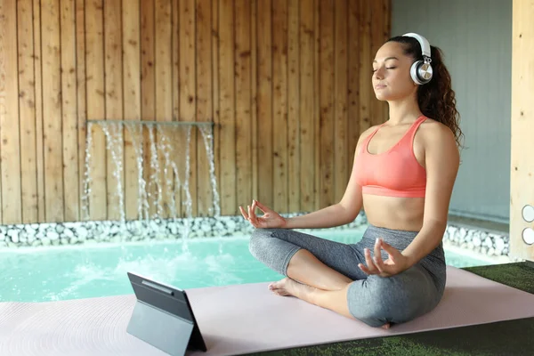 Woman Learning Yoga Using Laptop Headphones Meditate Spa — Photo