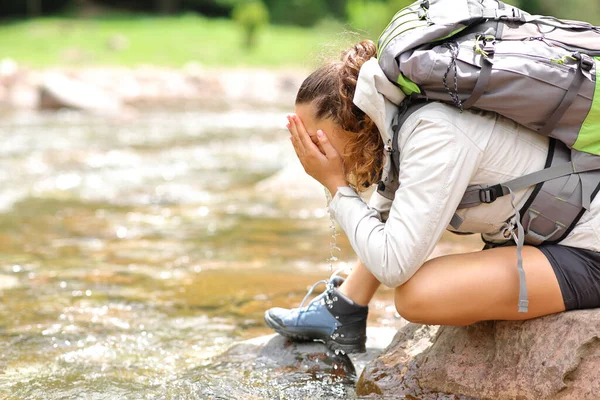 Profile Trekker Woman Cleaning Face River Mountain — 스톡 사진