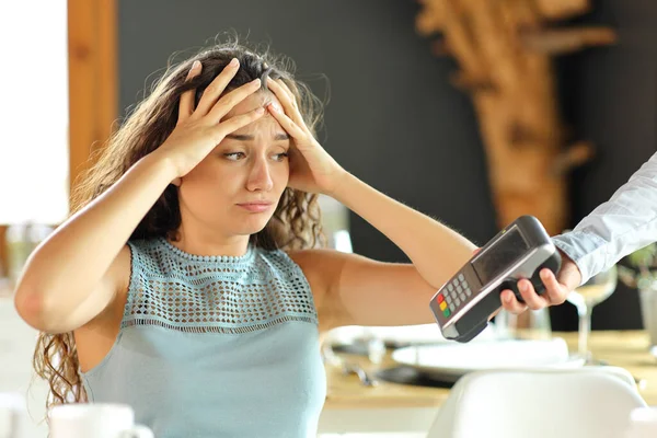 Worried Woman Complaining Expensive Restaurant Bill — Fotografia de Stock