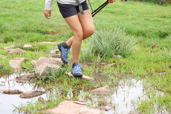 Close Hiker Legs Crossing River Mountain — Zdjęcie stockowe