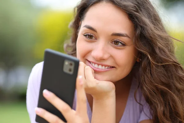 Happy Woman Reading Message Cell Phone Park — ストック写真