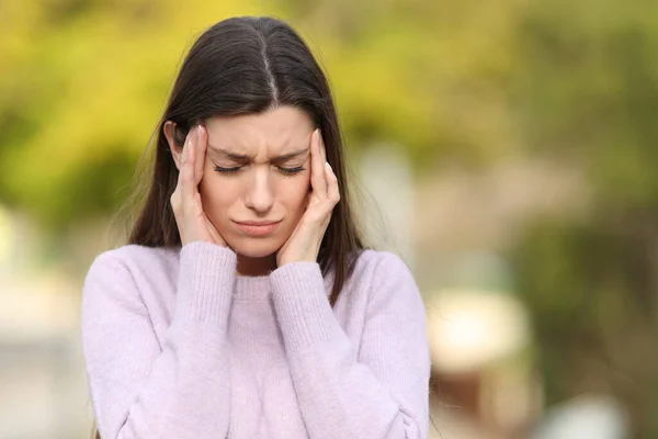 Front View Portrait Teen Stressed Suffering Migraine Park — стоковое фото