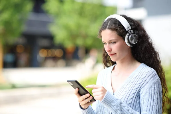 Woman Walking Using Smart Phone Wearing Headphones Listen Music Street — ストック写真