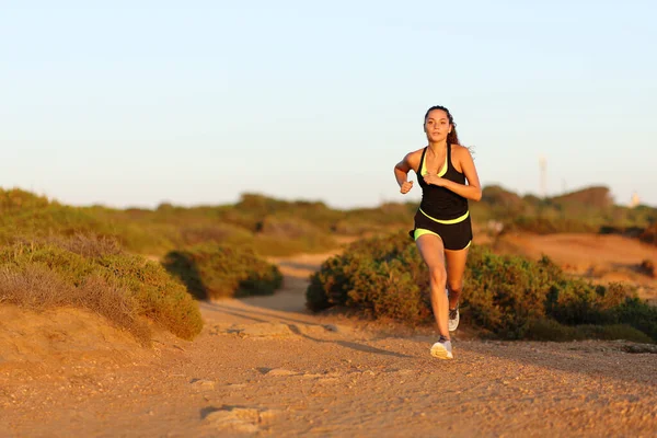 Runner Γυναίκα Τρέχει Προς Την Κάμερα Στο Ηλιοβασίλεμα Στο Βουνό — Φωτογραφία Αρχείου