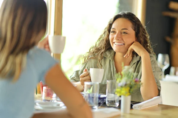 Two Women Talking Drinking Coffee Sitting Restaurant — Fotografia de Stock