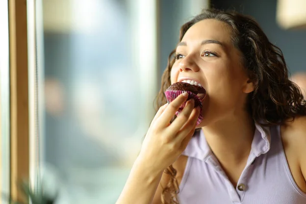 Happy Woman Eating Chocolate Cupcake Restaurant —  Fotos de Stock
