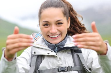 Mutlu bir yürüyüşçünün portresi. Seni buraya elleriyle davet ediyor.