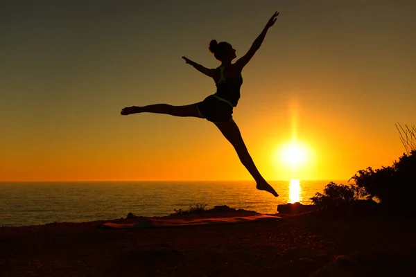 Силует Бічного Вигляду Підсвічування Балерини Танцює Балет Заході Сонця Пляжі — стокове фото