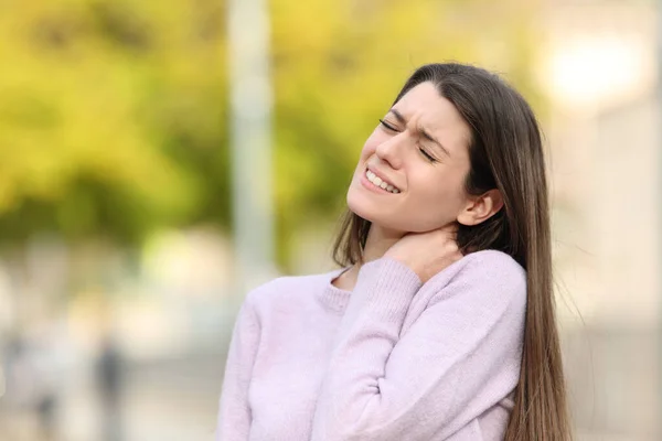 Adolescente Quejándose Dolor Cuello Debido Pie Parque — Foto de Stock