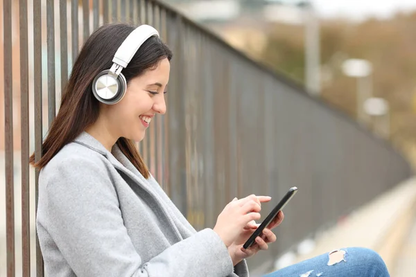 Müzik Dinleyen Kulaklık Takan Sokakta Oturan Mutlu Bir Kadının Yan — Stok fotoğraf