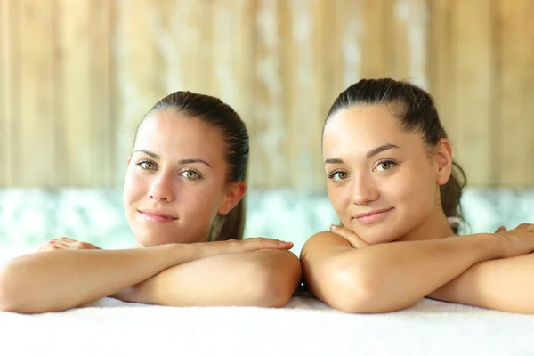Zwei Schöne Frauen Posieren Vor Der Kamera Einem Wellness Pool — Stockfoto