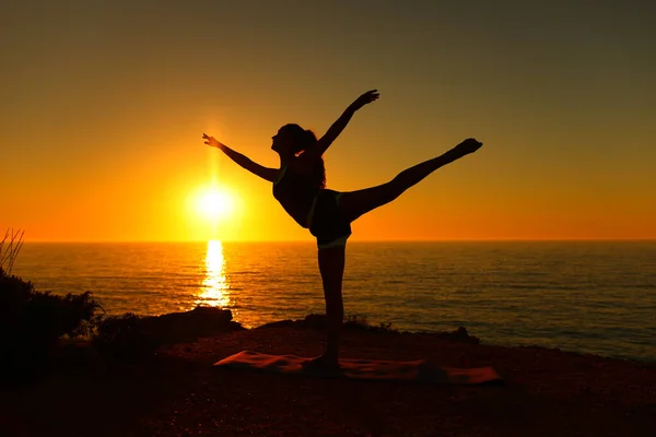 Hintergrundbeleuchtung Ballerina Silhouette Ballett Tanzen Bei Sonnenuntergang Strand — Stockfoto