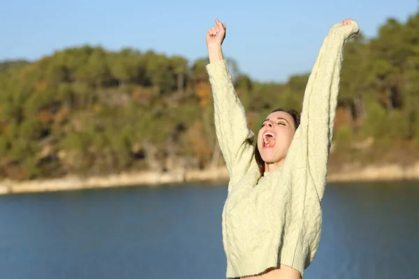 Ενθουσιασμένη Γυναίκα Χειμώνα Γιορτάζει Διακοπές Σηκώνοντας Χέρια Μια Λίμνη — Φωτογραφία Αρχείου