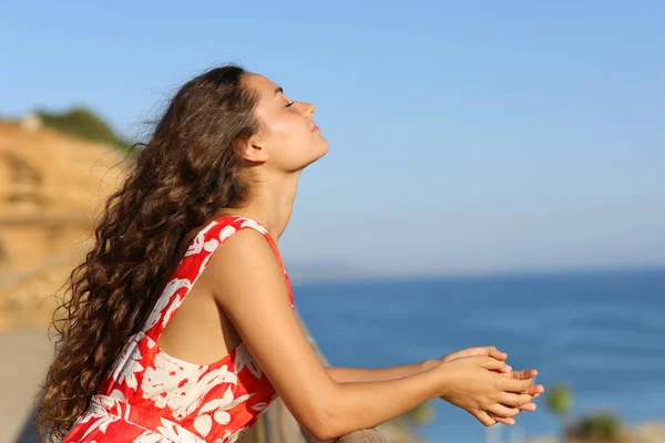 Профиль Женщины Расслабляющей Дышащей Свежим Воздухом Пляже — стоковое фото