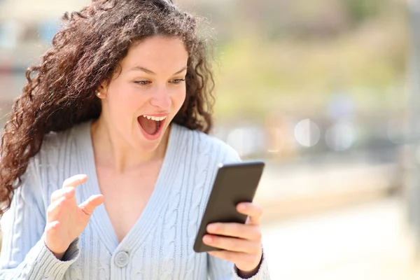 Ενθουσιασμένη Γυναίκα Ελέγχει Καταπληκτικά Νέα Στο Έξυπνο Τηλέφωνο Στο Δρόμο — Φωτογραφία Αρχείου