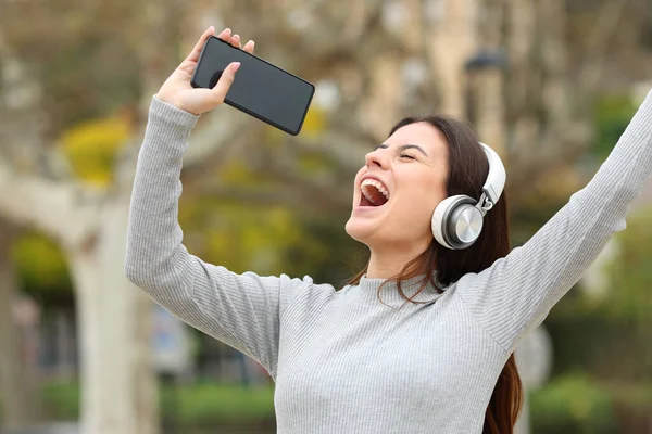 Feliz Adolescente Cantando Escuchando Música Mostrando Pantalla Teléfono Inteligente Parque — Foto de Stock
