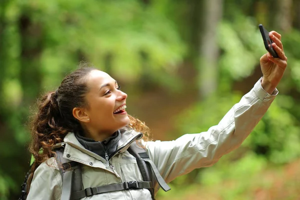 Happy Hiker Standing Forest Taking Selfie Phone — Stock Photo, Image