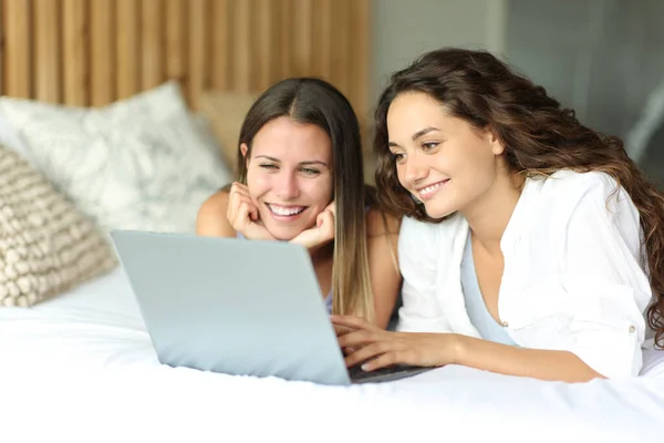Duas Mulheres Felizes Assistindo Mídia Laptop Deitado Uma Cama Quarto — Fotografia de Stock