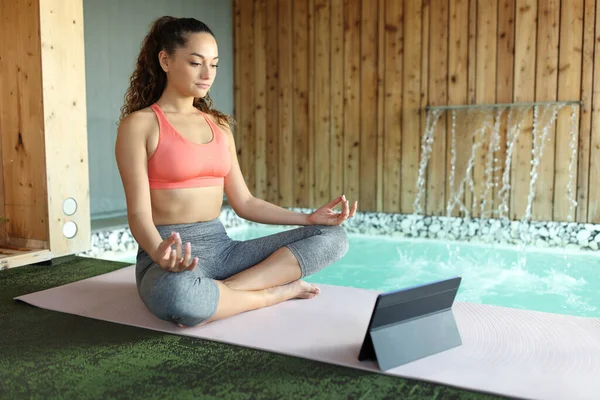 Mujer Learning Yoga Viendo Clase Online Piscina Spa — Foto de Stock