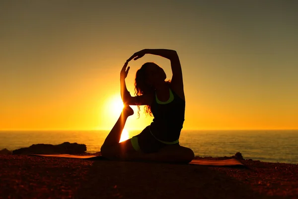 Bakgrundsljus Yogi Silhuett Vid Solnedgången Gör Yoga Motion Stranden — Stockfoto