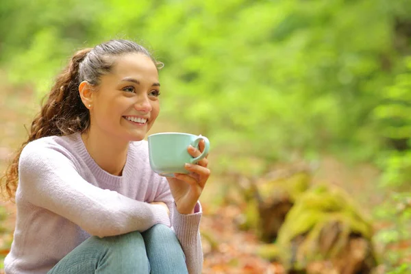 Happy Woman Sitting Forest Drinking Coffee Looking Away — Stock Photo, Image