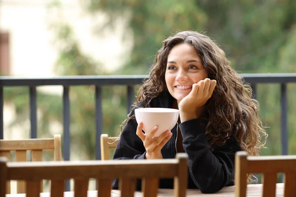 Mulher Feliz Segurando Tigela Contemplando Café Manhã Uma Varanda — Fotografia de Stock