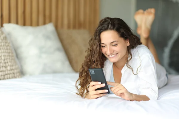 Щаслива Жінка Допомогою Смартфона Лежить Ліжку Кімнаті — стокове фото
