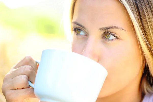 Mujer Con Ojos Belleza Bebiendo Café Aire Libre — Foto de Stock