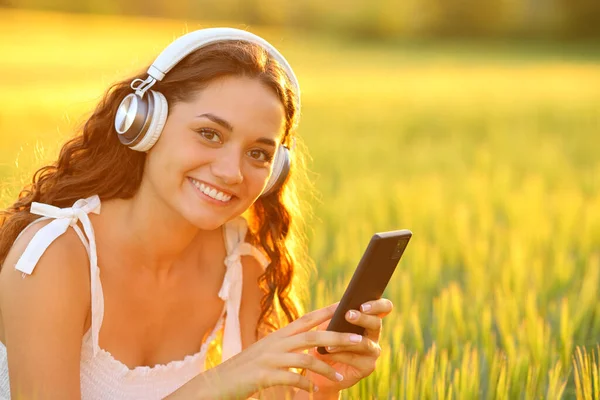 Happy Woman Wearing Headphones Listening Music Looks You Field — Stock Photo, Image