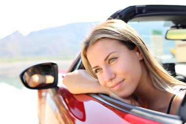 Yüzünü çeviren mutlu bir araba sürücüsünün portresi.