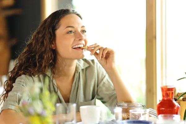 Mujer Feliz Comiendo Galletas Sentada Restaurante — Foto de Stock