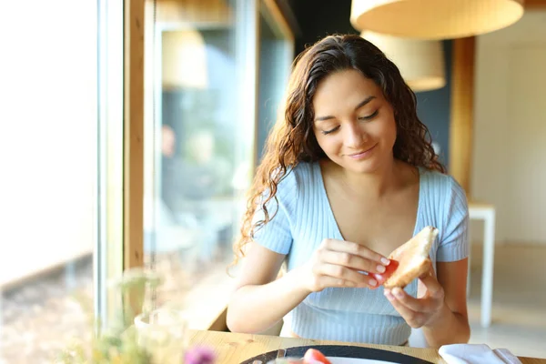 Vista Frontal Uma Mulher Feliz Espalhando Tomate Pão Sentado Restaurante — Fotografia de Stock