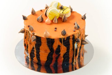 Kaplan çizgili kek ve erkek ya da çocuk için badem kurabiyesi. Erkekler için güzel bir doğum günü pastası.