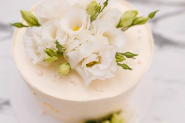 Yumuşak odaklı güzel beyaz düğün ya da mermer arka planda gül çiçekli doğum günü pastası. Kutlama etkinliği tatlı pastane