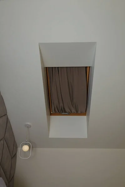 Beyaz Tavanlı Gri Perdeli Pencere Modern Yatak Odası Tasarımı Çağdaş — Stok fotoğraf
