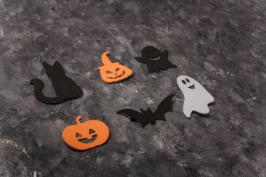 Gri arkaplandaki Cadılar Bayramı çıkartmalarınız kutlu olsun. Kara kedi, korkunç balkabağı, kötü hayalet, uçan yarasa. Cadılar Bayramı süslemeleri.