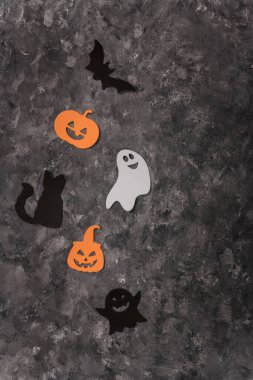 Gri arkaplandaki Cadılar Bayramı çıkartmalarınız kutlu olsun. Kara kedi, korkunç balkabağı, kötü hayalet, uçan yarasa. Cadılar Bayramı süslemeleri. Çerçeve kartı, kopyalama alanı. Dikey