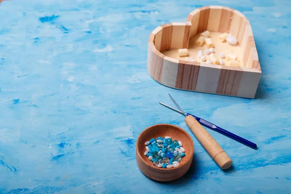 Primer Plano Caja Forma Corazón Madera Cuentas Botones Awl Ganchillo — Foto de Stock