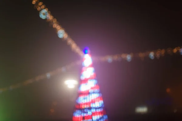 Een Onscherp Nachtschot Van Een Kerstboom Met Bloemenslinger Stad Gelukkig — Stockfoto